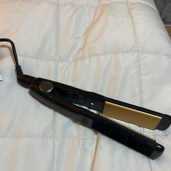 Other - Black and Gold Hair Straightener porcelain serious